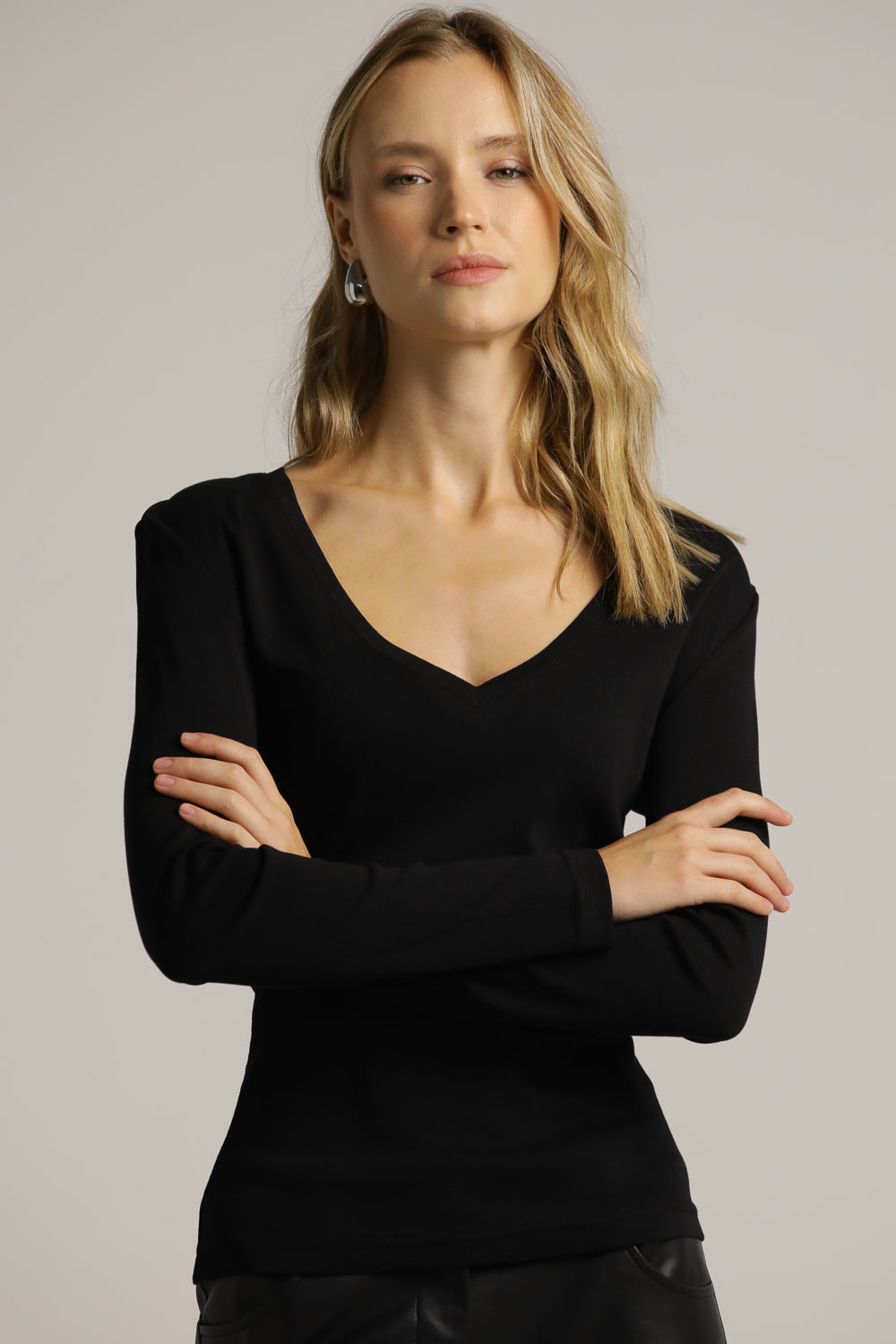 חולצה ארוכה בגזרה צמודה עם מחשוף וי עמוק | קנת קול