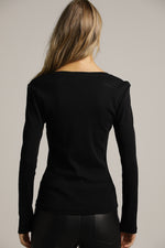 חולצה ארוכה בגזרה צמודה עם מחשוף וי עמוק | קנת קול