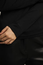 חולצה ארוכה בגזרה צמודה עם מחשוף וי עמוק | קנת קול