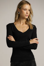 חולצה ארוכה בגזרה צמודה עם מחשוף וי עמוק | קנת קול