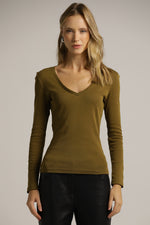 חולצה ארוכה בגזרה צמודה עם מחשוף וי עמוק | קנת קול