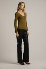 חולצה ארוכה בגזרה צמודה עם מחשוף וי עמוק | קנת קול