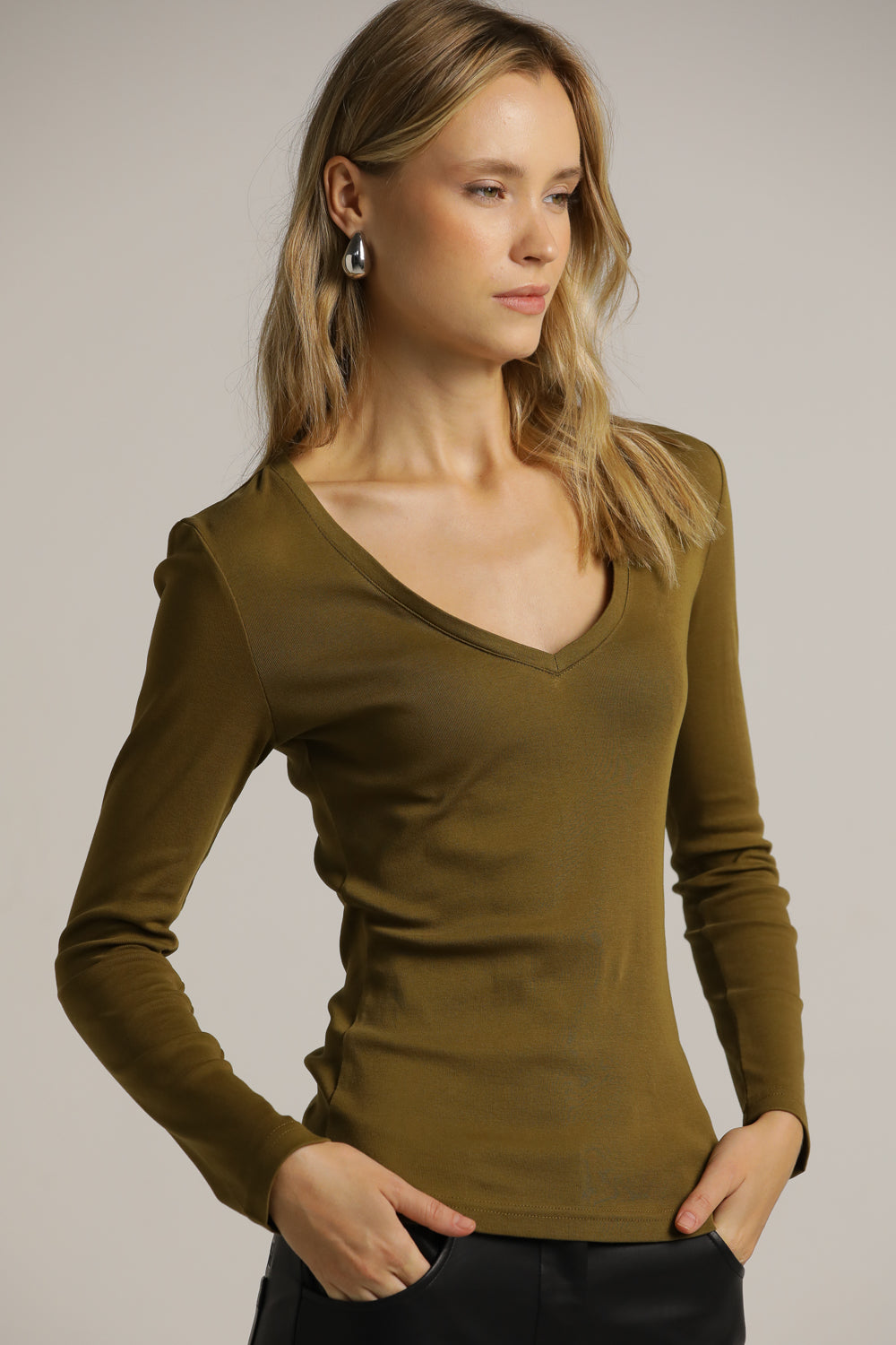 חולצה ארוכה בגזרה צמודה עם מחשוף וי עמוק | קנת קול