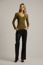 חולצה ארוכה בגזרה צמודה עם מחשוף וי עמוק | קנת קול