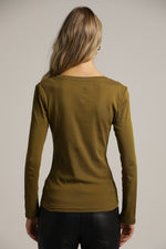 חולצה ארוכה בגזרה צמודה עם מחשוף וי עמוק | קנת קול