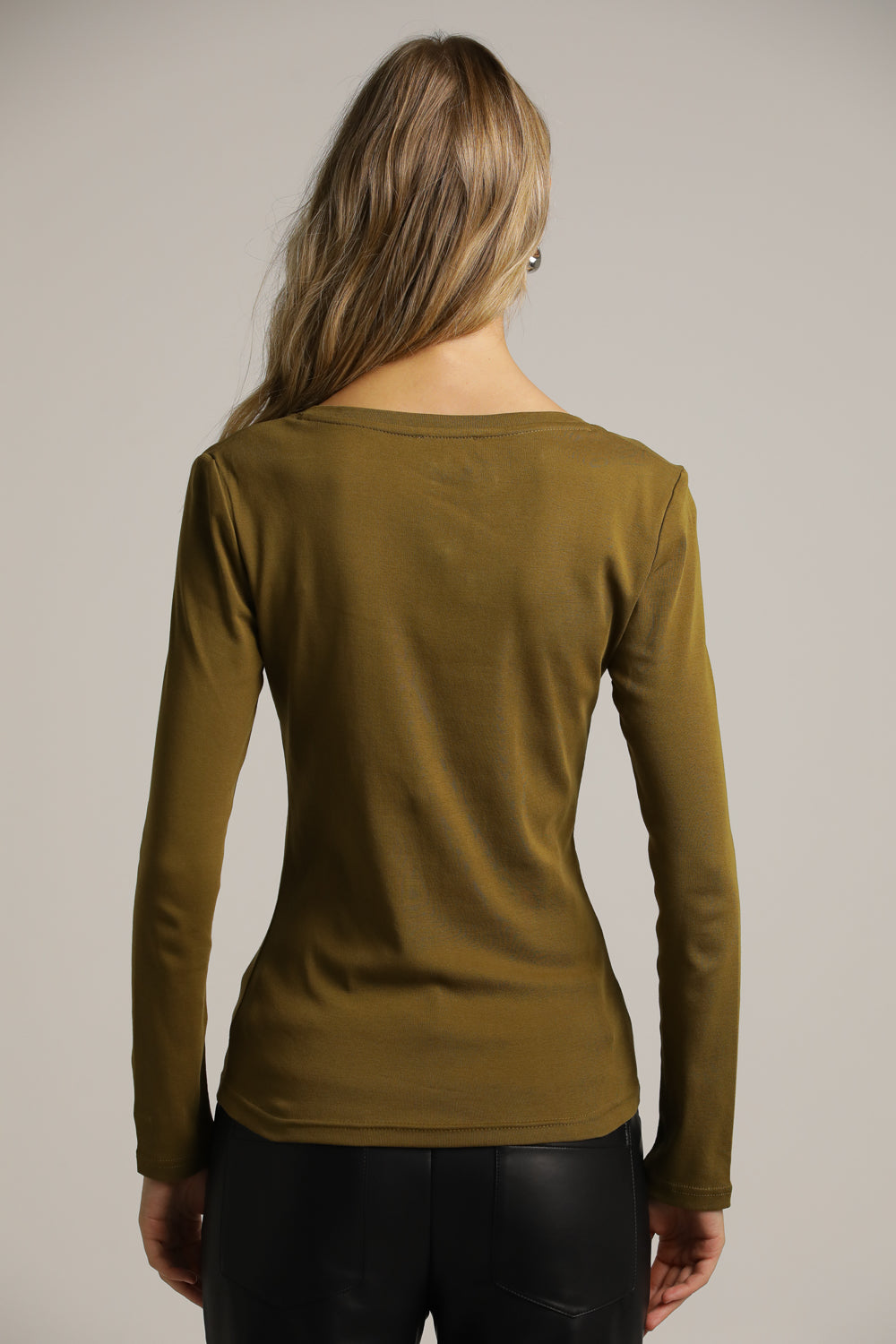 חולצה ארוכה בגזרה צמודה עם מחשוף וי עמוק | קנת קול