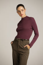 חולצת בייסיק צמודה עם צווארון גבוה | קנת קול