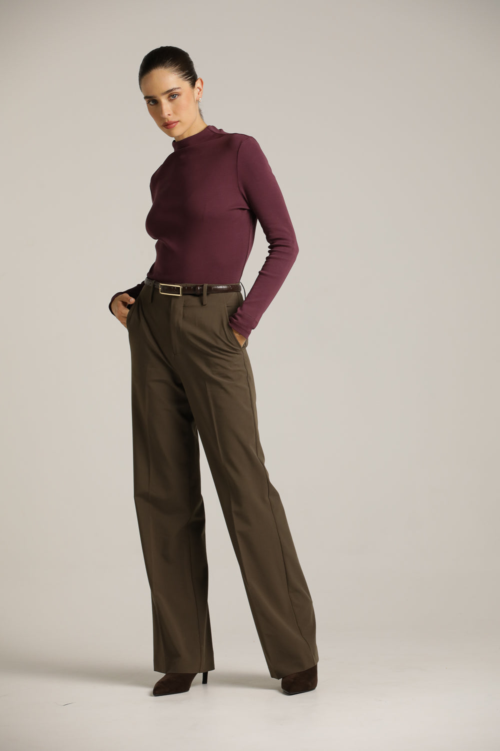 חולצת בייסיק צמודה עם צווארון גבוה | קנת קול