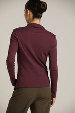 חולצת בייסיק צמודה עם צווארון גבוה | קנת קול