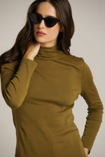 חולצת בייסיק צמודה עם צווארון גבוה | קנת קול