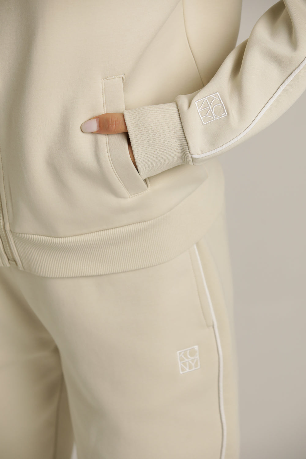 ג'קט עם שרוולי רגלן וסיומת ריב | קנת קול