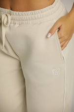 מכנסי טרנינג מבד רך במראה אלגנטי | קנת קול