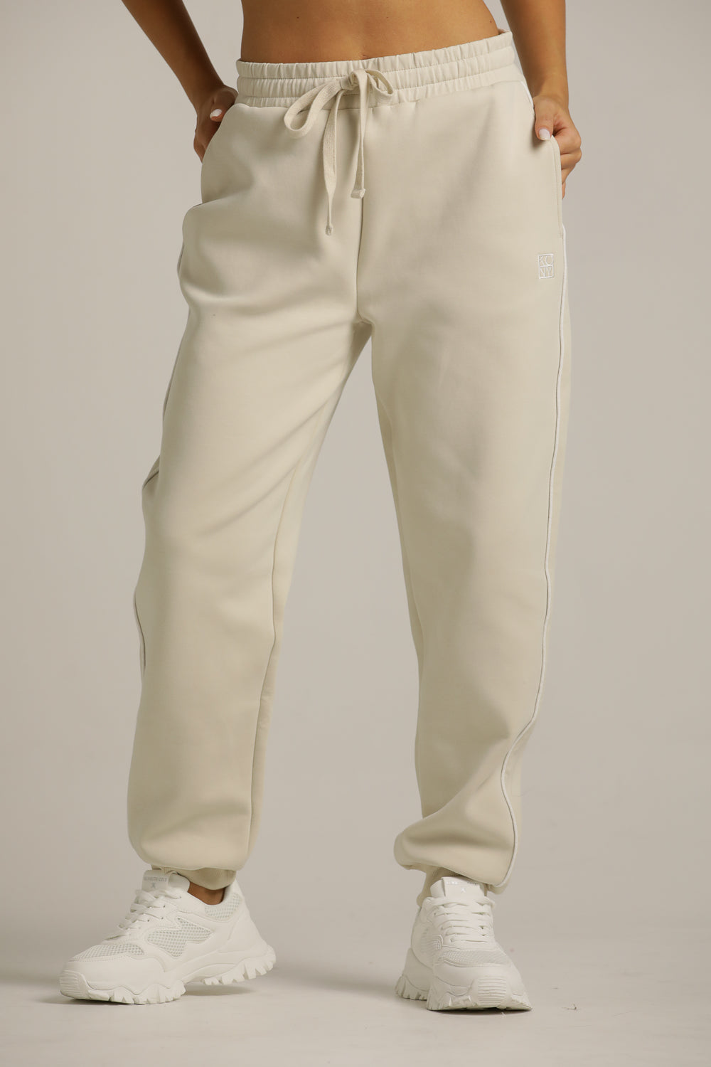 מכנסי טרנינג מבד רך במראה אלגנטי | קנת קול