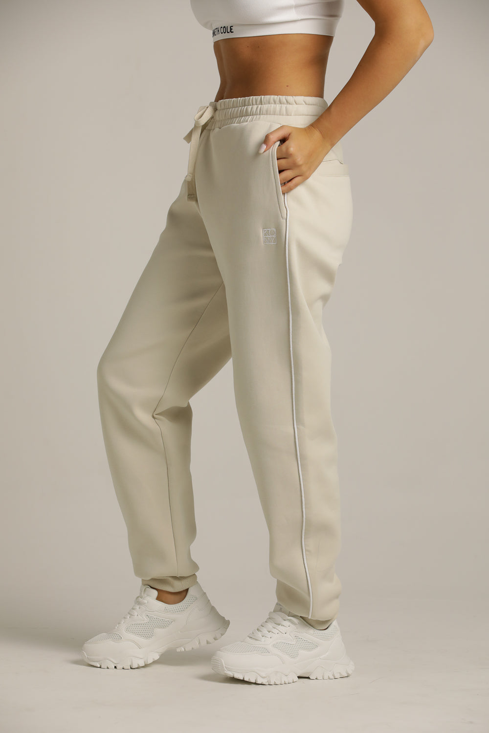 מכנסי טרנינג מבד רך במראה אלגנטי | קנת קול