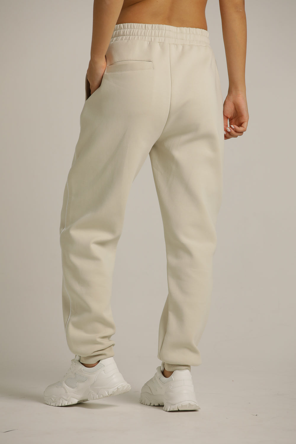 מכנסי טרנינג מבד רך במראה אלגנטי | קנת קול