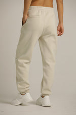 מכנסי טרנינג מבד רך במראה אלגנטי | קנת קול