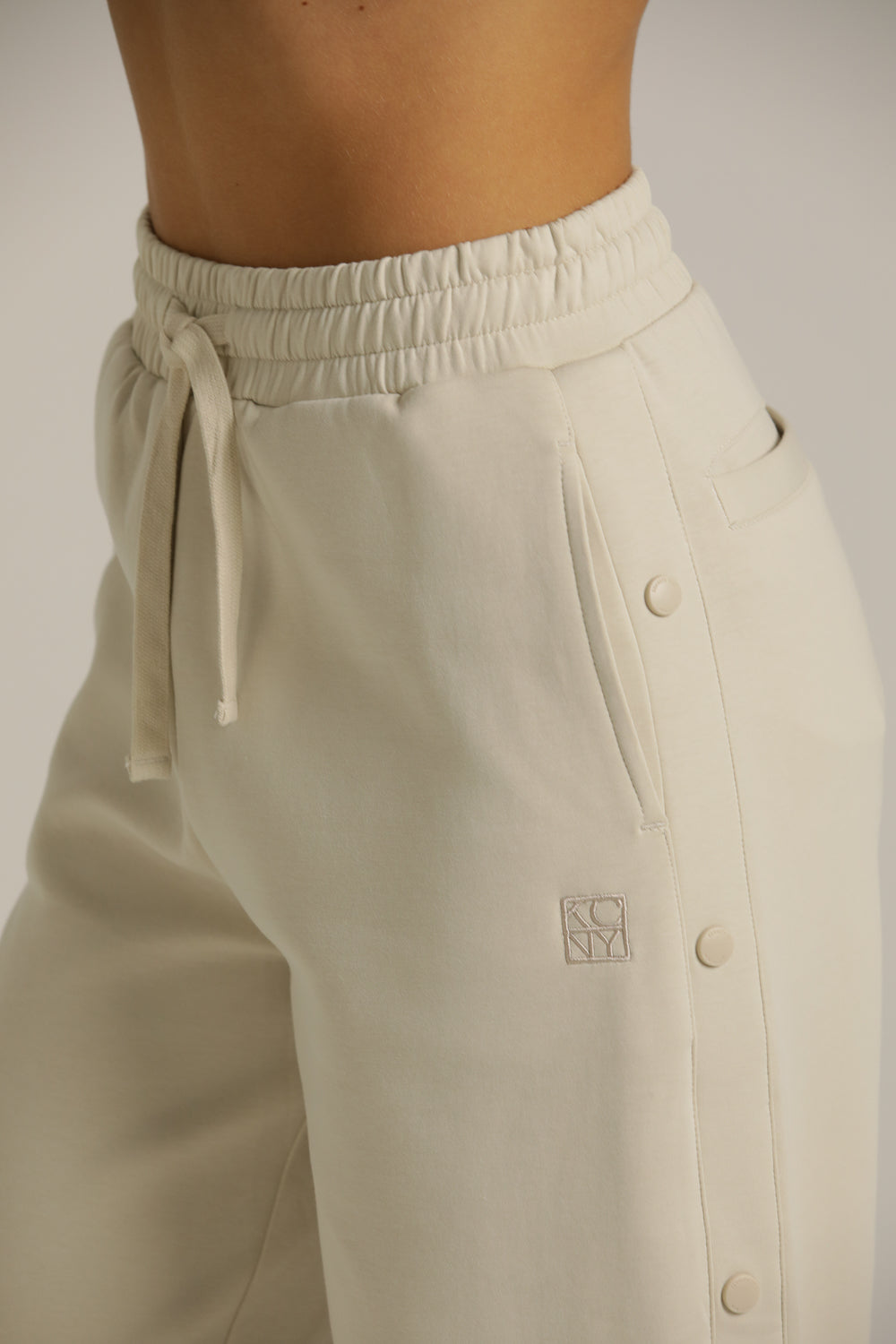 מכנסי טרנינג רחבים עם כפתורים בצד | קנת קול