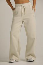 מכנסי טרנינג רחבים עם כפתורים בצד | קנת קול