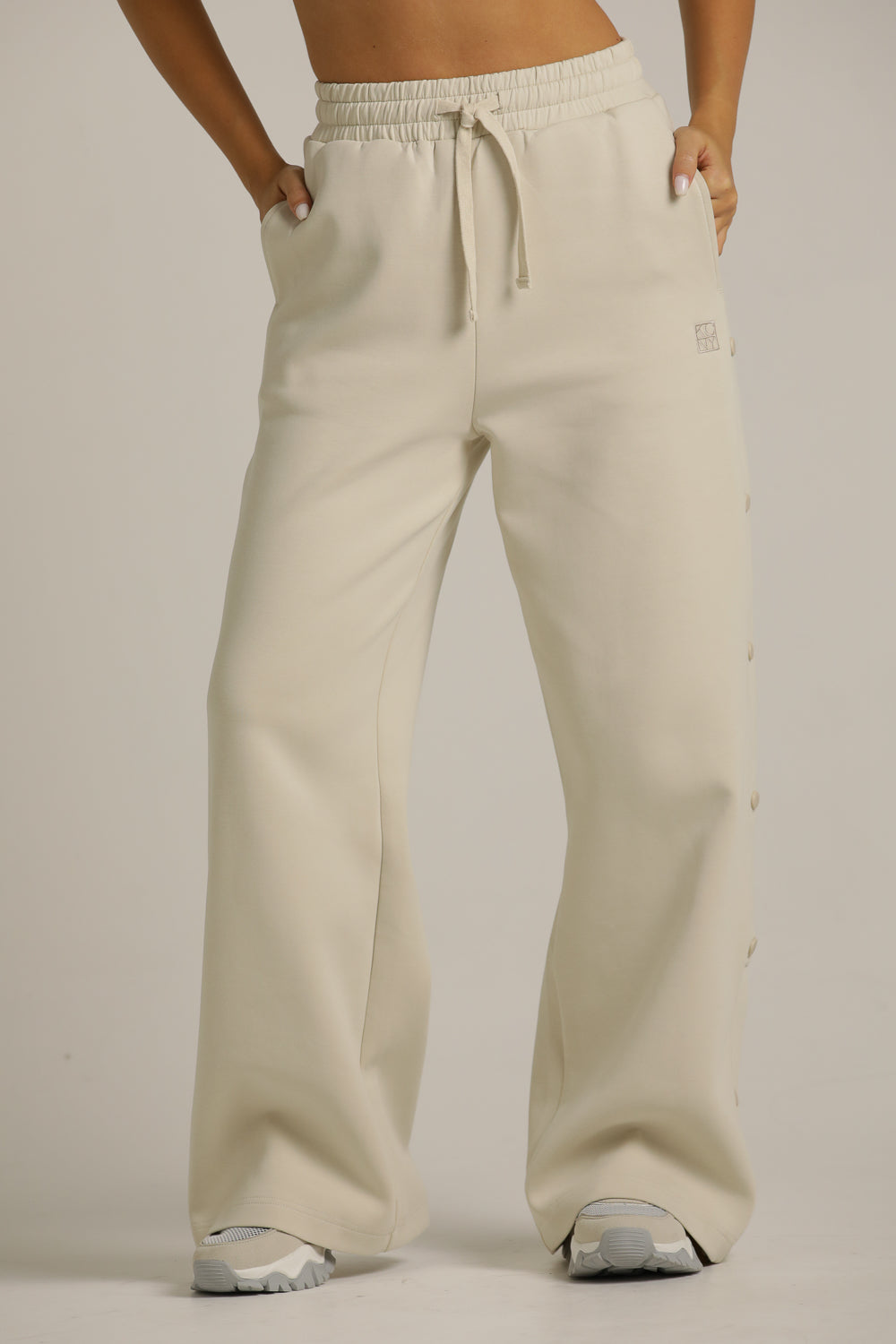 מכנסי טרנינג רחבים עם כפתורים בצד | קנת קול