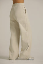 מכנסי טרנינג רחבים עם כפתורים בצד | קנת קול