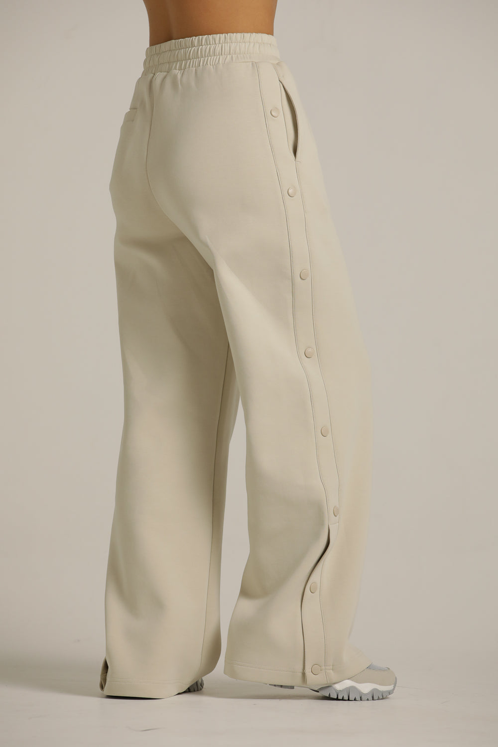 מכנסי טרנינג רחבים עם כפתורים בצד | קנת קול