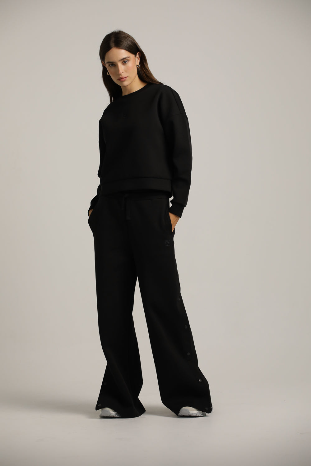 מכנסי טרנינג רחבים עם כפתורים בצד | קנת קול