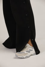 מכנסי טרנינג רחבים עם כפתורים בצד | קנת קול