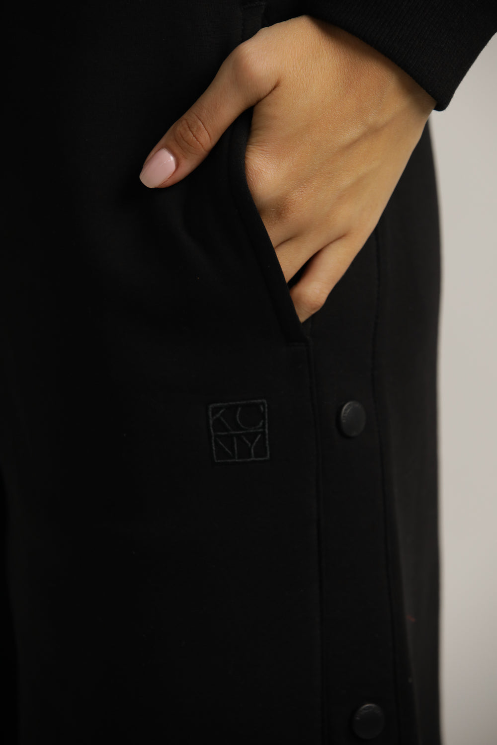 מכנסי טרנינג רחבים עם כפתורים בצד | קנת קול