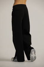 מכנסי טרנינג רחבים עם כפתורים בצד | קנת קול