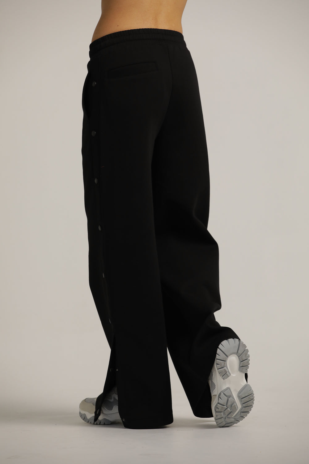 מכנסי טרנינג רחבים עם כפתורים בצד | קנת קול