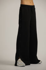 מכנסי טרנינג רחבים עם כפתורים בצד | קנת קול