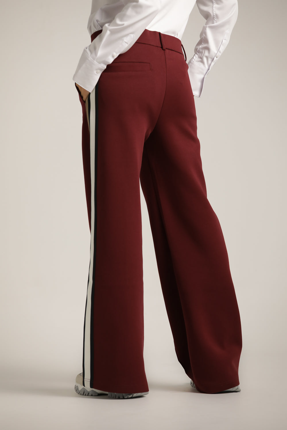 מכנסיים רחבים בסגנון מחויט עם פסי צד | קנת קול