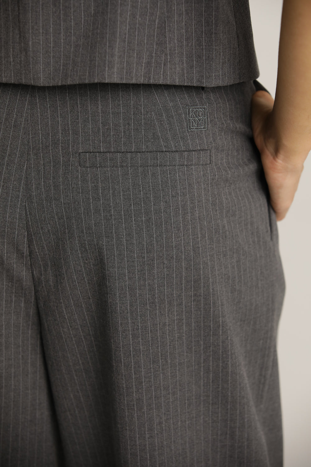 מכנסיים מחויטים בגזרה מתרחבת | קנת קול