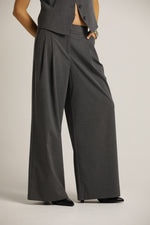 מכנסיים מחויטים בגזרה מתרחבת | קנת קול