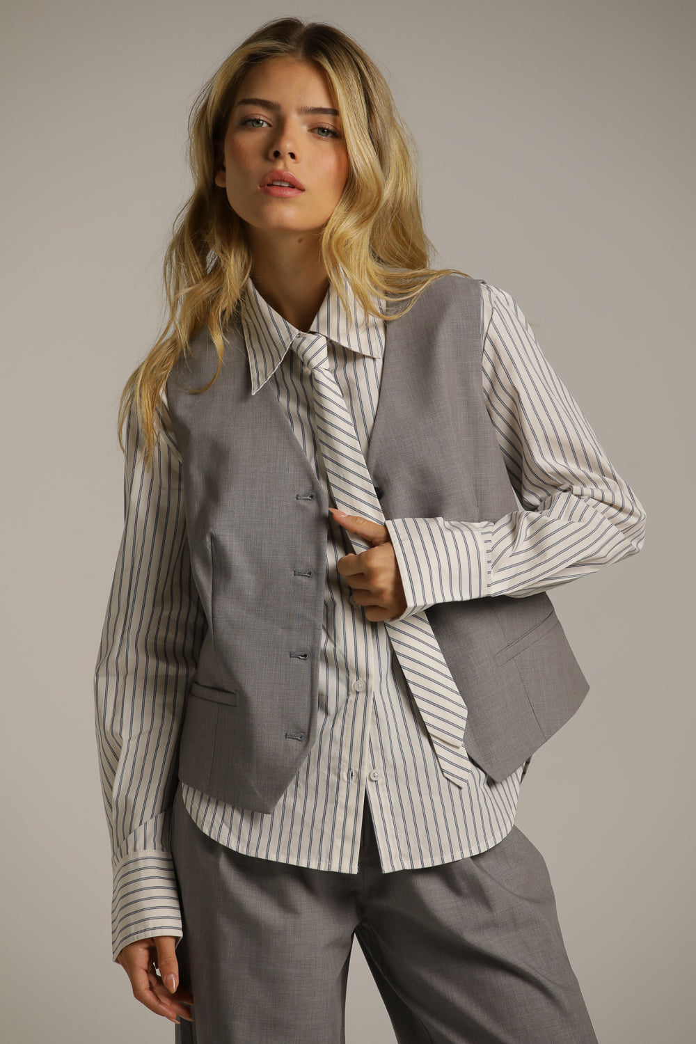 וסט בגזרה מחויטת באורך המותן | קנת קול