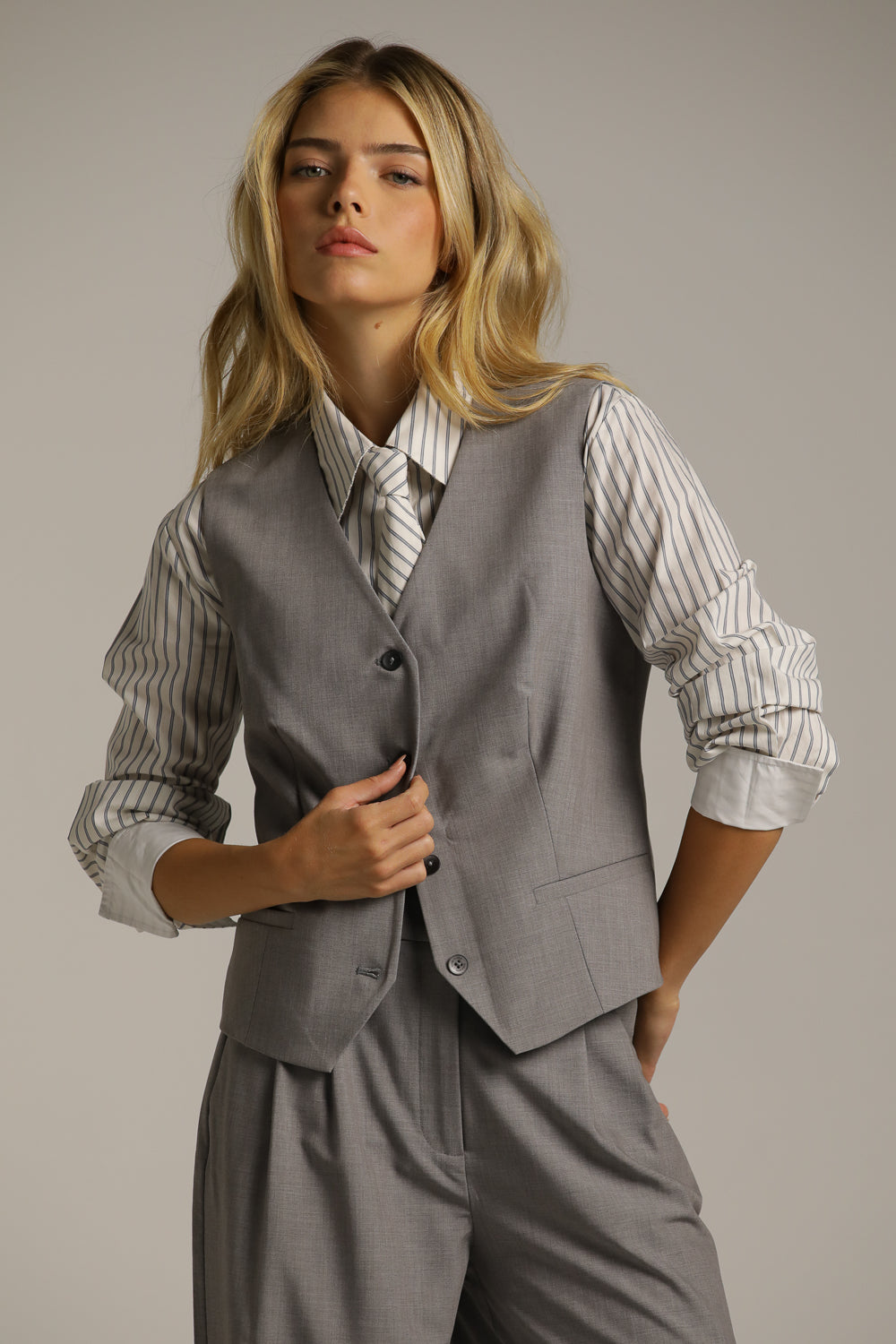 וסט בגזרה מחויטת באורך המותן | קנת קול