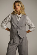 וסט בגזרה מחויטת באורך המותן | קנת קול