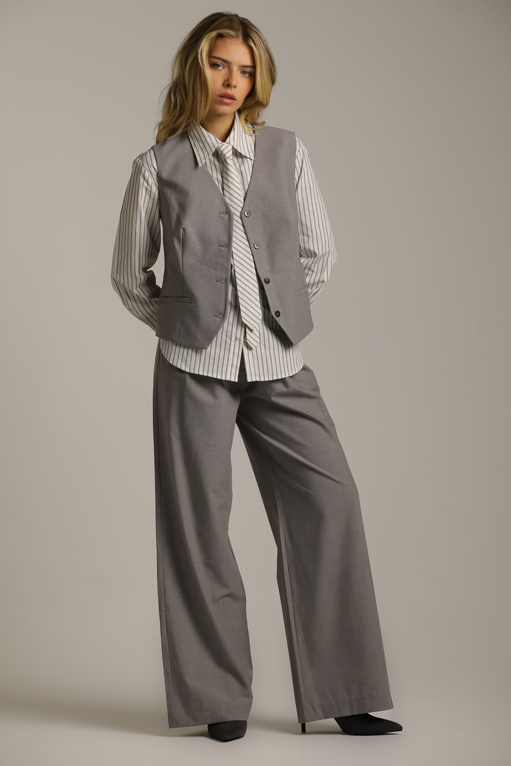 וסט בגזרה מחויטת באורך המותן | קנת קול