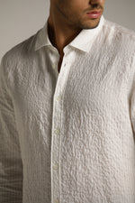 חולצה מכופתרת בטקסטורת קרינקל | קנת קול