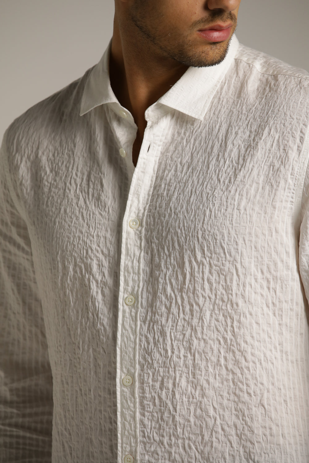 חולצה מכופתרת בטקסטורת קרינקל | קנת קול