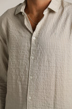 חולצה מכופתרת בטקסטורת קרינקל | קנת קול