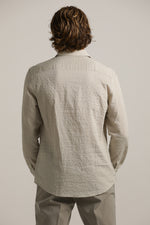 חולצה מכופתרת בטקסטורת קרינקל | קנת קול