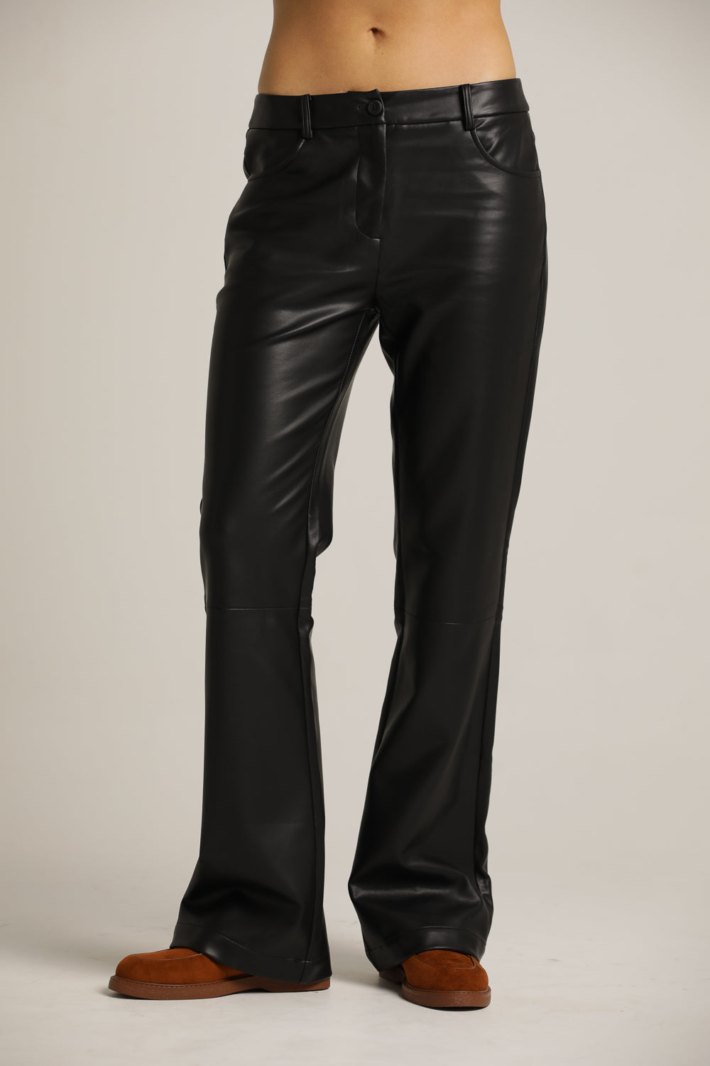 מכנסי דמוי עור בגזרת בוטקאט | קנת קול