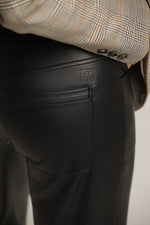 מכנסי דמוי עור בגזרת בוטקאט | קנת קול