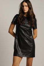 שמלה קצרה דמוי עור בגזרה ישרה | קנת קול