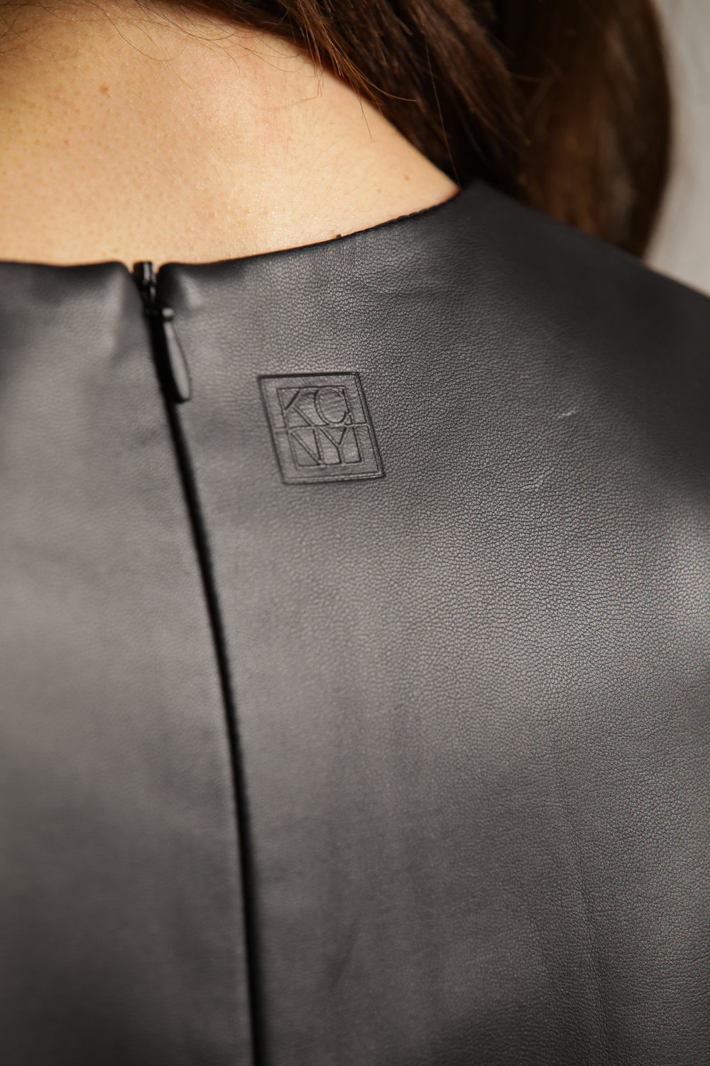 שמלה קצרה דמוי עור בגזרה ישרה | קנת קול