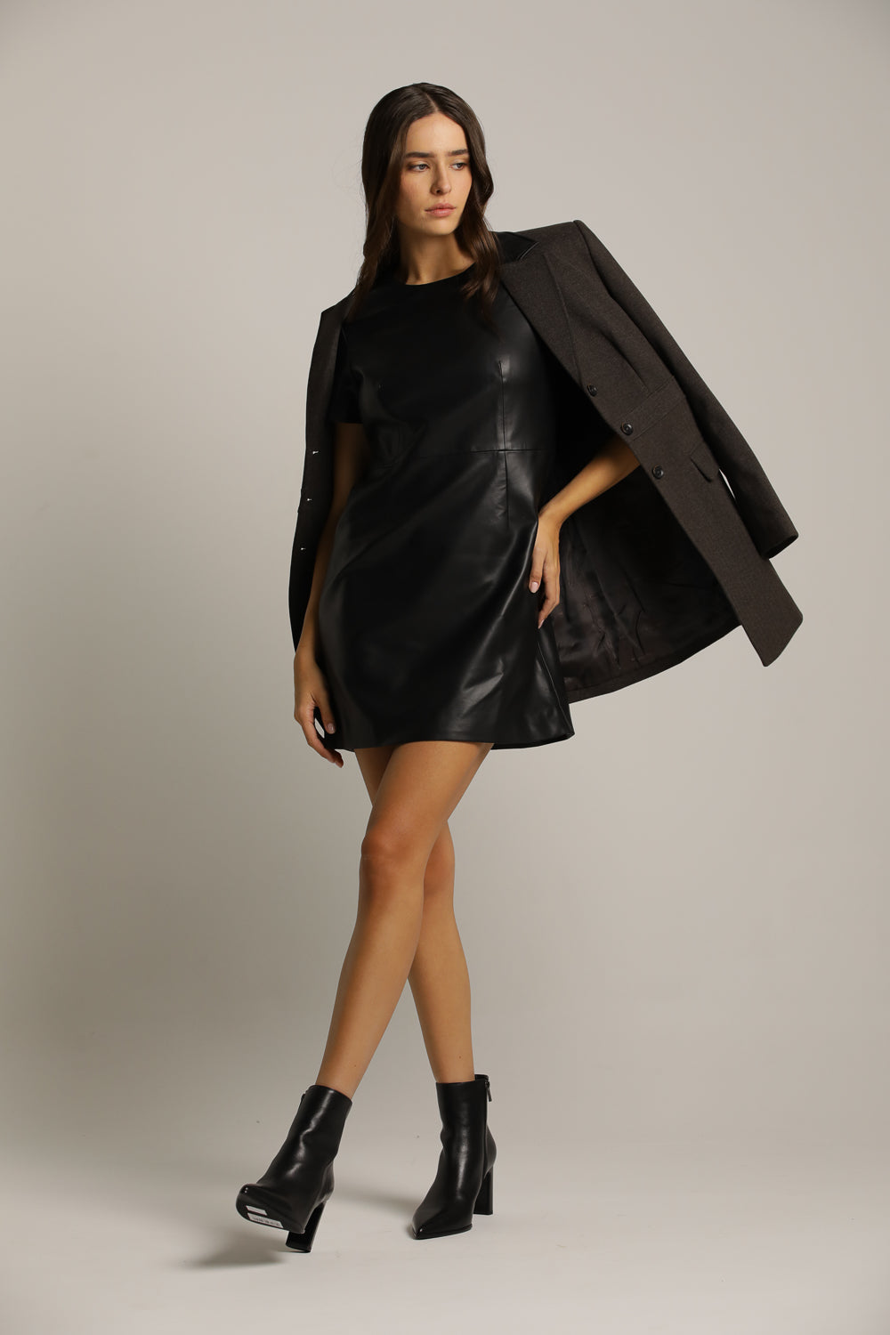 שמלה קצרה דמוי עור בגזרה ישרה | קנת קול