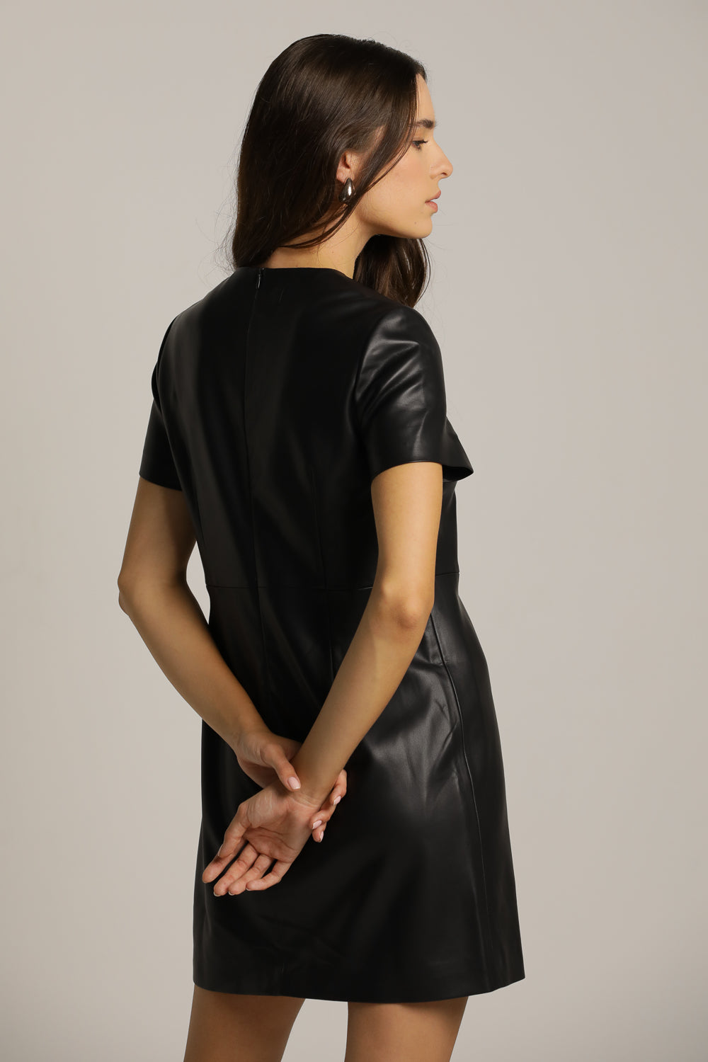 שמלה קצרה דמוי עור בגזרה ישרה | קנת קול