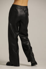 מכנסיים דמוי עור רחבים בגזרה ישרה | קנת קול