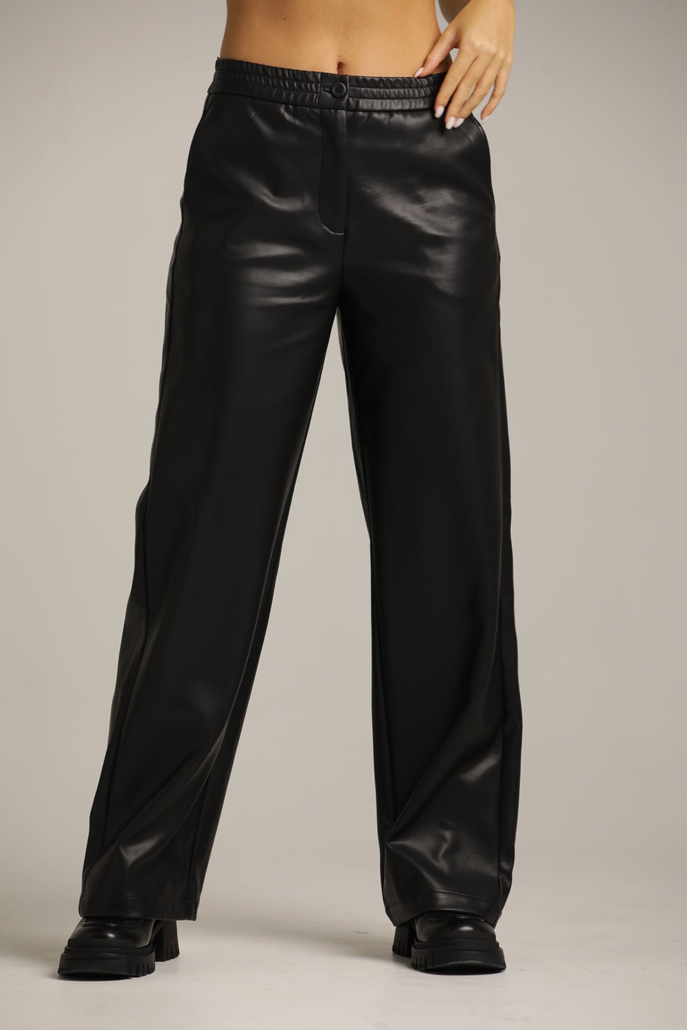 מכנסיים דמוי עור רחבים בגזרה ישרה | קנת קול